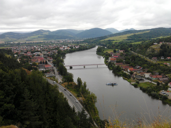 Výhľad od kešky smerom na dedinu Strečno. V strede Váhu kompa, čo preváža ľudí aj autá na druhý breh.