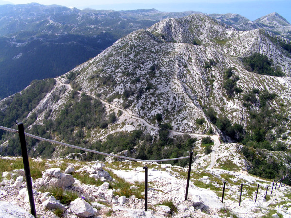 Kľukatá cesta hore na vrch Sv. Jure.