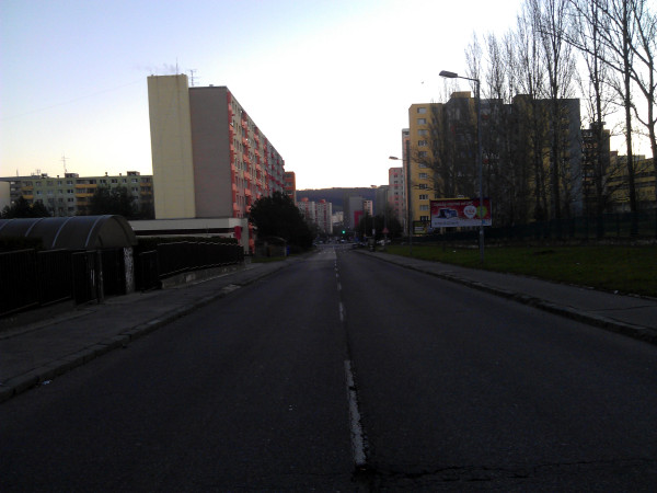 Pohľad na úplne prázdnu Repašského ulicu v Dúbravke ráno na Štedrý deň.