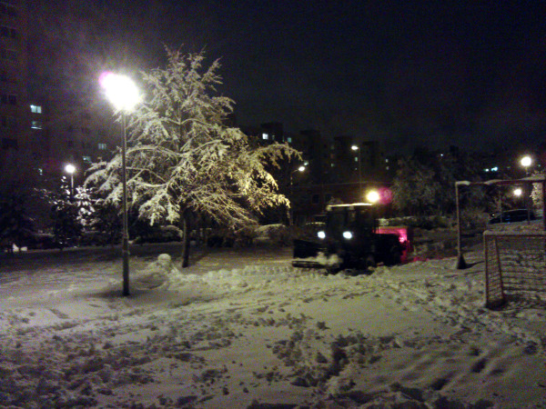 Odhŕňač snehu brázdil dúbravské chodníky celý večer.
