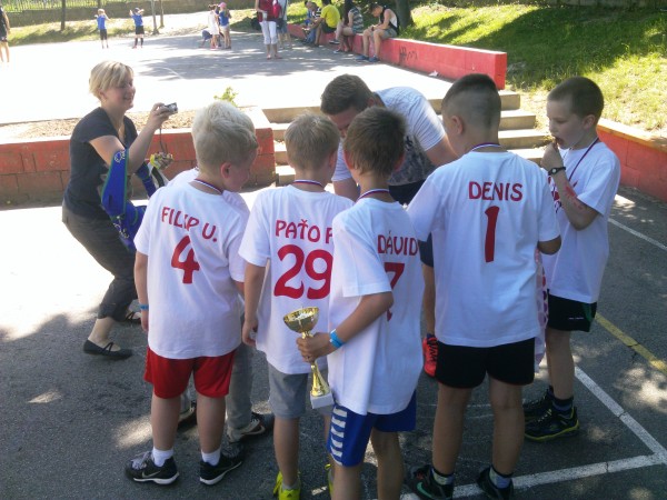 Prípravu na turnaj brali rodičia vážne a tak mal každý hráč nielen svoje tričko so škorpiónom na hrudi, ale aj so svojím menom a číslom na chrbte.