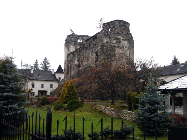 Grand Castle - stará časť hradu, ktorá ešte neprešla rekonštrukciou. Alebo teda, kompletnou znovu-výstavbou?
